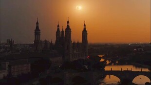 夕阳下的城市建筑景观